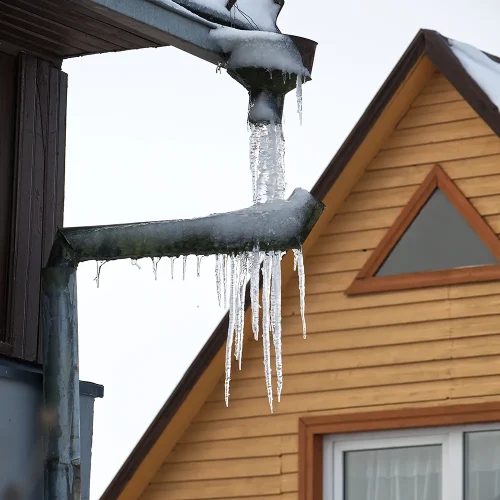 Snow-Removal-Around-Roof-Drainage-Areas